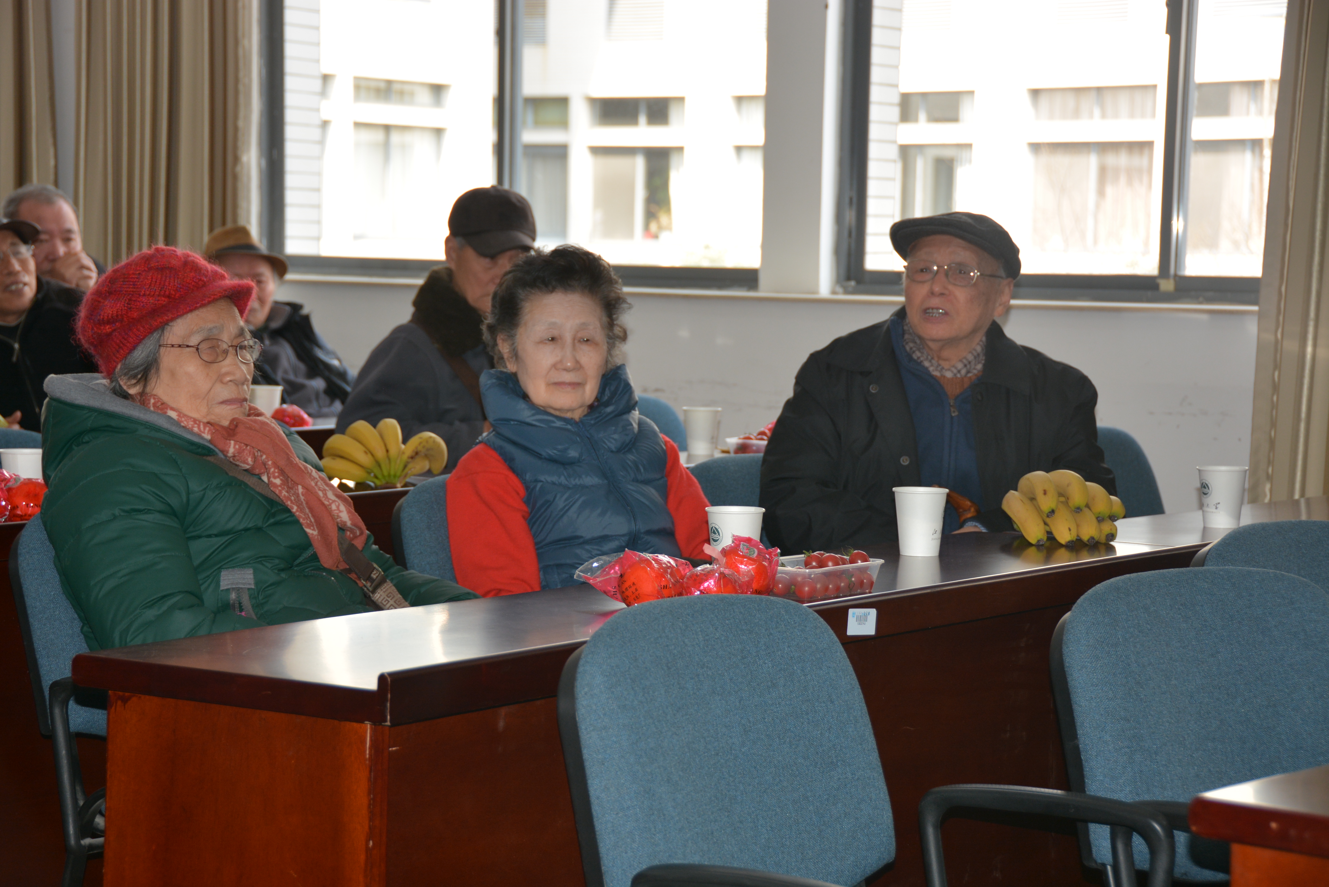理学院召开离退休教师座谈会