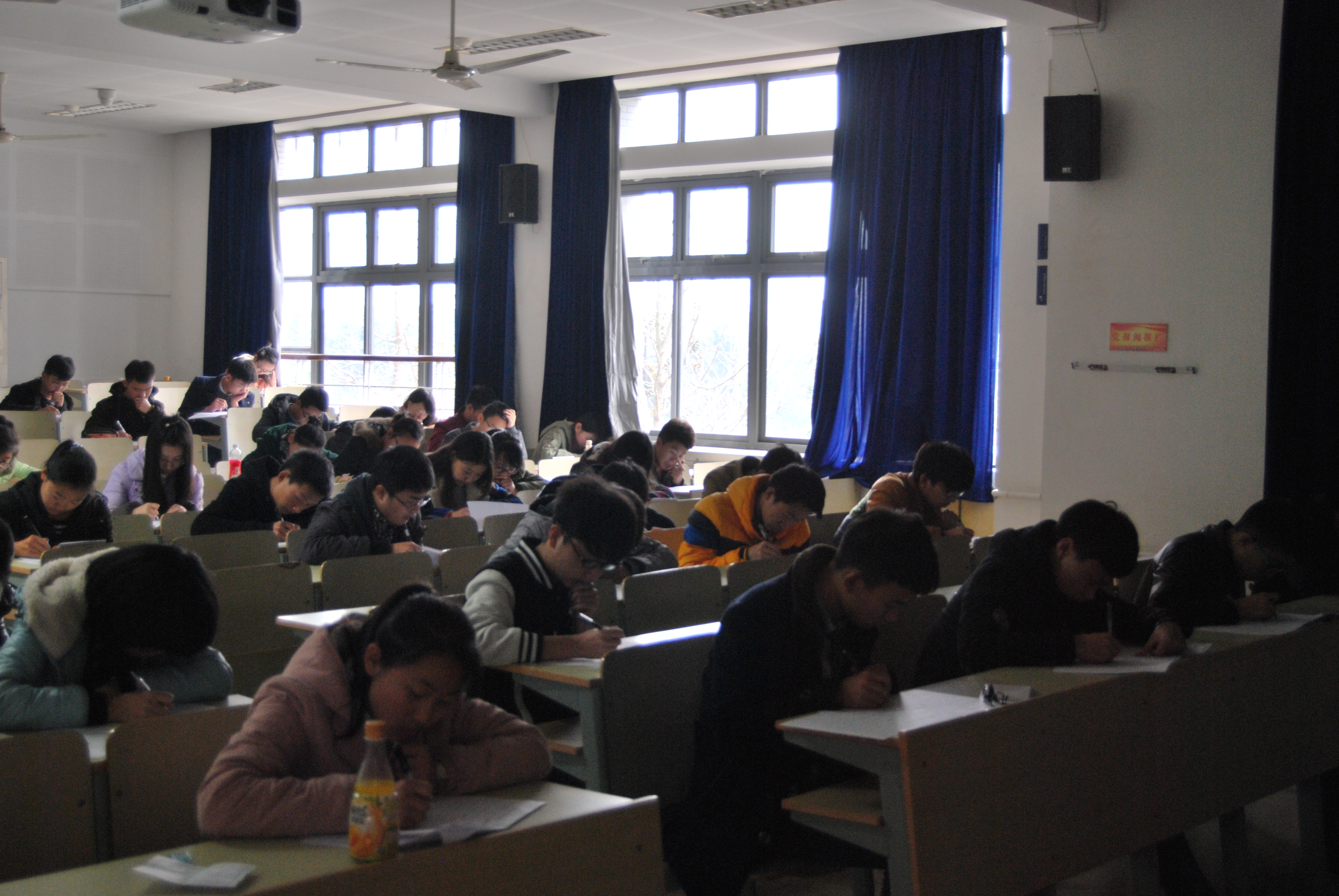 第十三届江苏省高等数学竞赛初赛圆满举行